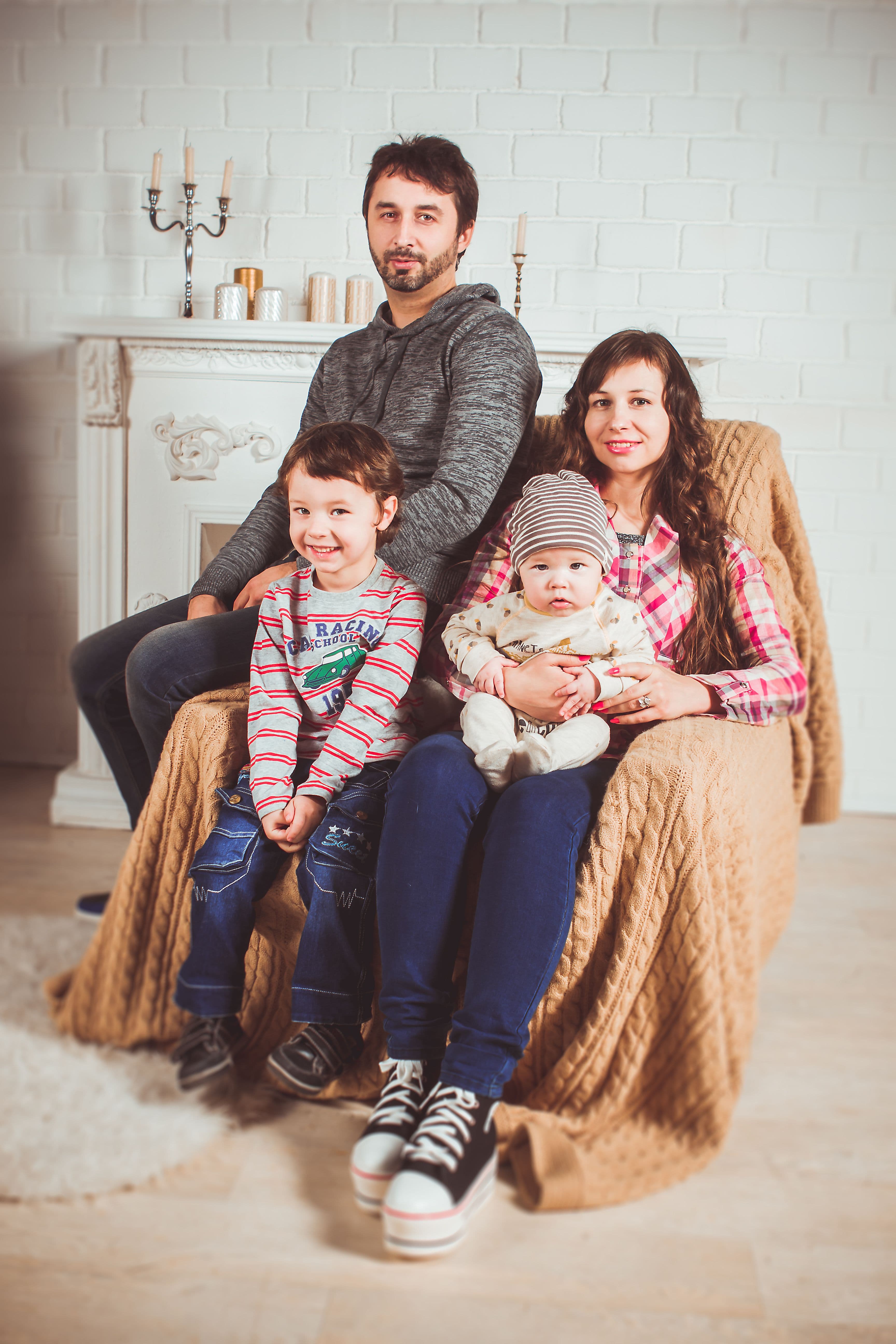 Una familia reunida en un interior luminoso.